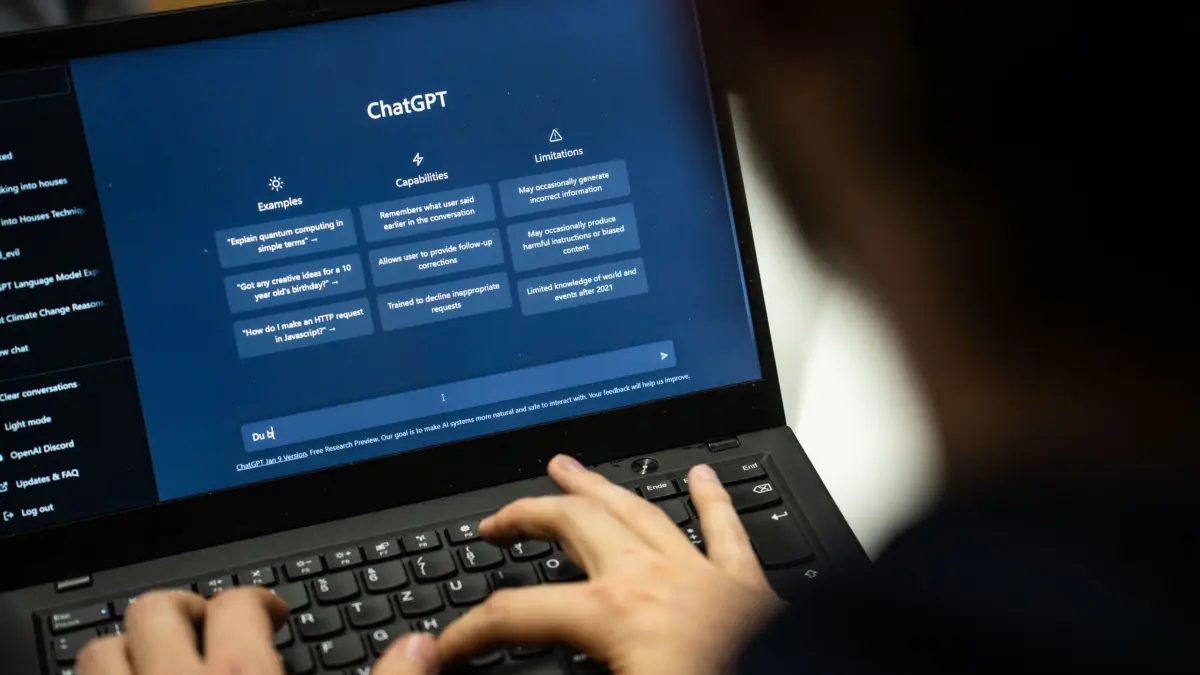 KI: ARCHIV - 25.01.2023, Hessen, Darmstadt: Ein Mann benutzt die Webseite ChatGPT von OpenAI. Anwendungen Künstlicher Intelligenz sind im Alltag der Menschen in Deutschland angekommen. (zu dpa: «KI-Nutzung in Deutschland steigt deutlich an») Foto: Frank Rumpenhorst/dpa +++ dpa-Bildfunk +++