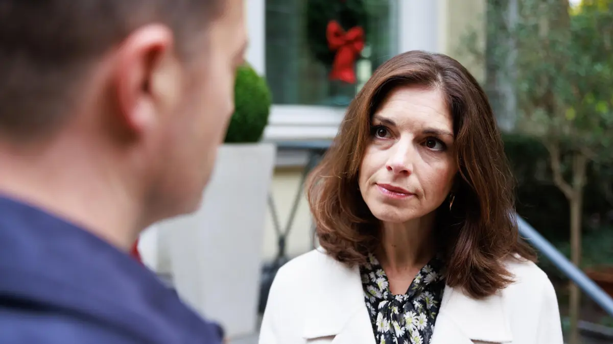 Gabriella (Bianca Hein) bittet Ben (Jörg Rohde) aufrichtig um Verzeihung.