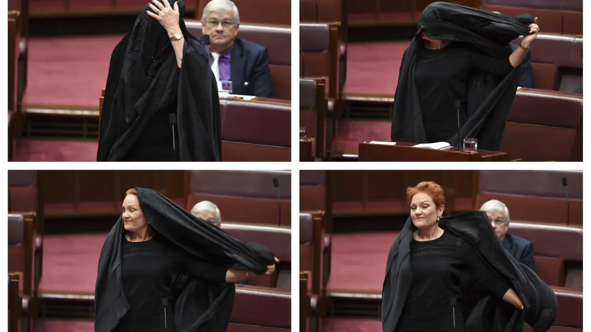 Die Collage zeigt die Vorsitzende von Australiens Rechtsaußen-Partei One Nation, Pauline Hanson, wie sie am 17.08.2017 eine Burka im Parlament in der Hauptstadt Canberra auszieht. Die 63-Jährige hatte Körper und Gesicht ganz mit einem schwarzen Schleier verhüllt, wie ihn Frauen in konservativen islamischen Ländern tragen.