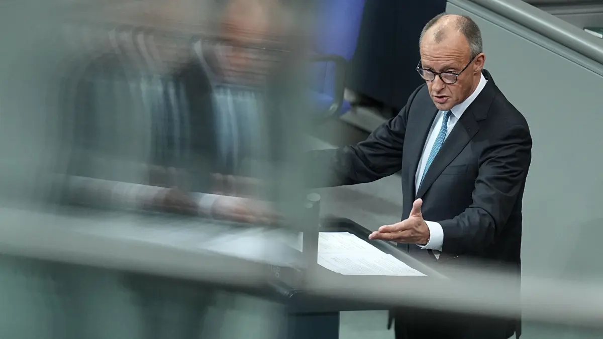 Bundestag - Haushaltswoche: 26.11.2025, Berlin: Bundeskanzler Friedrich Merz (CDU) spricht in der Generaldebatte im Bundestag zum Haushalt. Die Debatten über den Etat des Kanzleramts werden traditionell zur Generalaussprache über die Politik der Bundesregierung genutzt. Foto: Michael Kappeler/dpa +++ dpa-Bildfunk +++