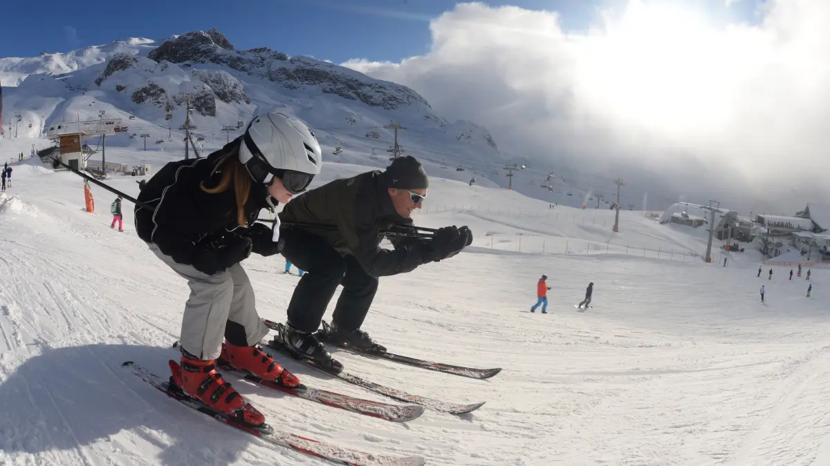 Peter Ott und seine Tochter Annika fahren bei Sonnenschein und guten Schneeverhältnissen im Skigebiet der Idalp am 30.11.2013 im Tiroler Ischgl, Österreich, ski. Bei schönem Wetter startete hier die Skisaison. Foto: Felix Hörhager/dpa ++ +++ dpa-Bildfunk +++