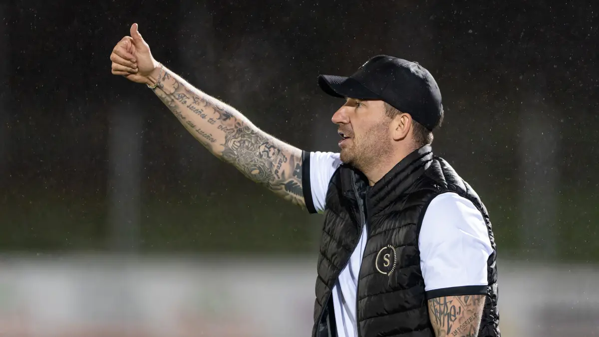 Daumen hoch für einen starken Auftritt in der Bizerba Arena: Trainer Pascal Reihardt (SG Sonnenhof Großaspach) konnte mit dem Auftritt seiner Jungs in Balingen mehr als zufrieden sein