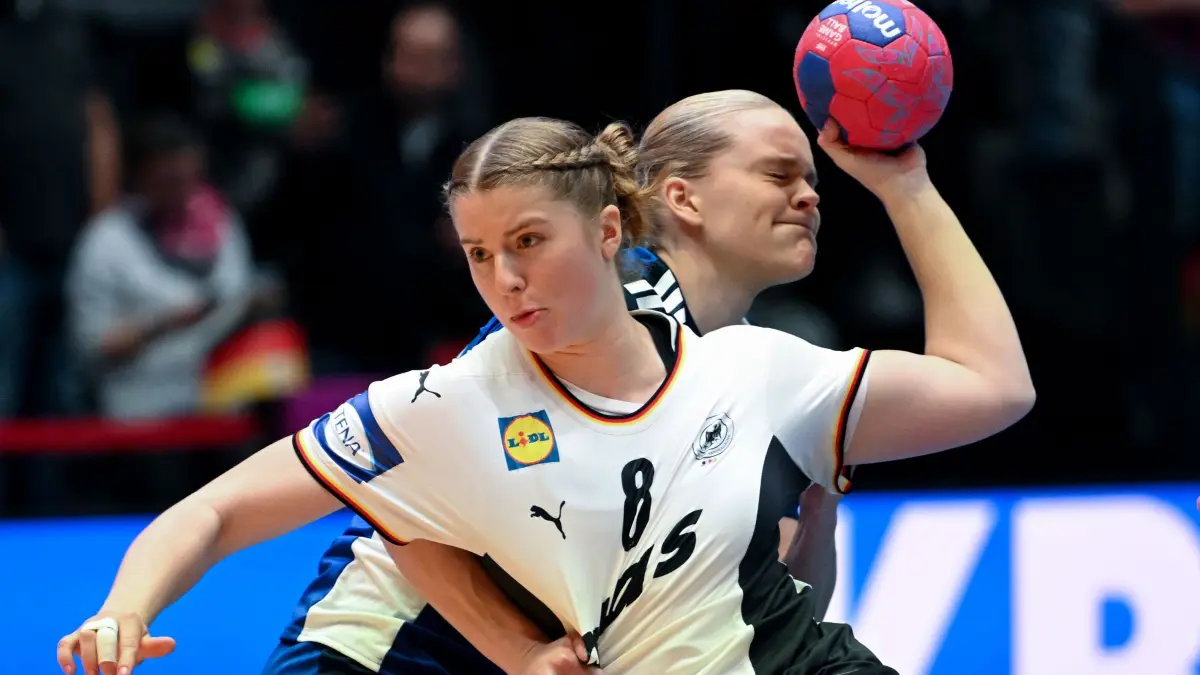 Handball-WM: Deutschland - Island: 26.11.2025, Baden-Württemberg, Stuttgart: Handball, Frauen, WM, Deutschland - Island, Vorrunde, Gruppe C, 1. Spieltag, in der Porsche-Arena. Nina Engel (vorn, Deutschland) wird von Alfa Bra Oddsdottir Hagalin (Island) verteidigt. Foto: Marijan Murat/dpa +++ dpa-Bildfunk +++