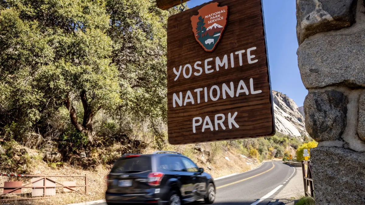Shutdown USA - Yosemite-Nationalpark in Kalifornien: ARCHIV - 31.10.2025, USA, El Portal: Ein Schild des Yosemite-Nationalparks steht an der Straße. (zu dpa: «100 Dollar extra für Ausländer: US-Nationalparks bald teurer») Foto: Stephen Lam/San Francisco Chronicle via AP/dpa - ACHTUNG: Nur zur redaktionellen Verwendung und nur mit vollständiger Nennung des vorstehenden Credits +++ dpa-Bildfunk +++