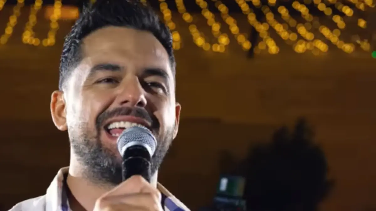 Shpat Kasapi während eines Konzerts – der albanische Sänger verstarb überraschend mit 40 Jahren.