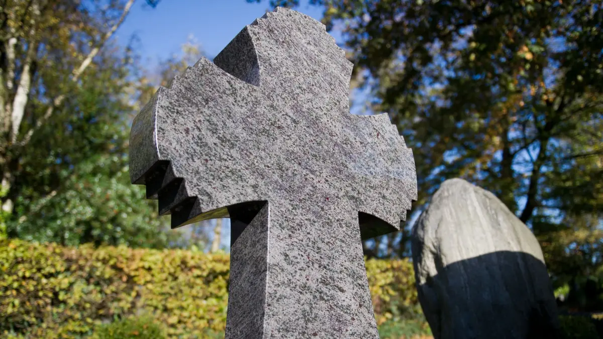 Friedhof: ARCHIV - 29.10.2013, Nordrhein-Westfalen, Meerbusch: In Bräunlingen sind im Herbst mehrere Gräber beschädigt worden. (zu dpa: «Tatverdächtiger nach Grabschändungen ermittelt») Foto: Jan-Philipp Strobel/dpa +++ dpa-Bildfunk +++
