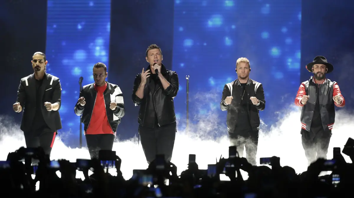 ARCHIV - 07.06.2018, USA, Nashville: Kevin Richardson, Howie Dorough, Nick Carter, Brian Littrell und AJ McLean von den Backstreet Boys treten bei den CMT Music Awards in der Bridgestone Arena auf. "DNA", das neue Album der Band, erscheint am 25.01.2019. (zu dpa-Albumveröffentlichung vom 22.01.2019) Foto: Mark Humphrey/AP/dpa +++ dpa-Bildfunk +++