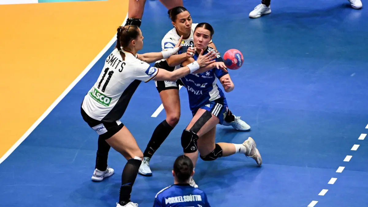 Handball-WM: Deutschland - Island: 26.11.2025, Baden-Württemberg, Stuttgart: Handball, Frauen, WM, Deutschland - Island, Vorrunde, Gruppe C, 1. Spieltag, in der Porsche-Arena. Xenia Smits (l, Deutschland) und Aimee von Pereira (M, Deutschland) verteidigen gegen Elin Rosa Magnusdottir (Island). Foto: Marijan Murat/dpa +++ dpa-Bildfunk +++