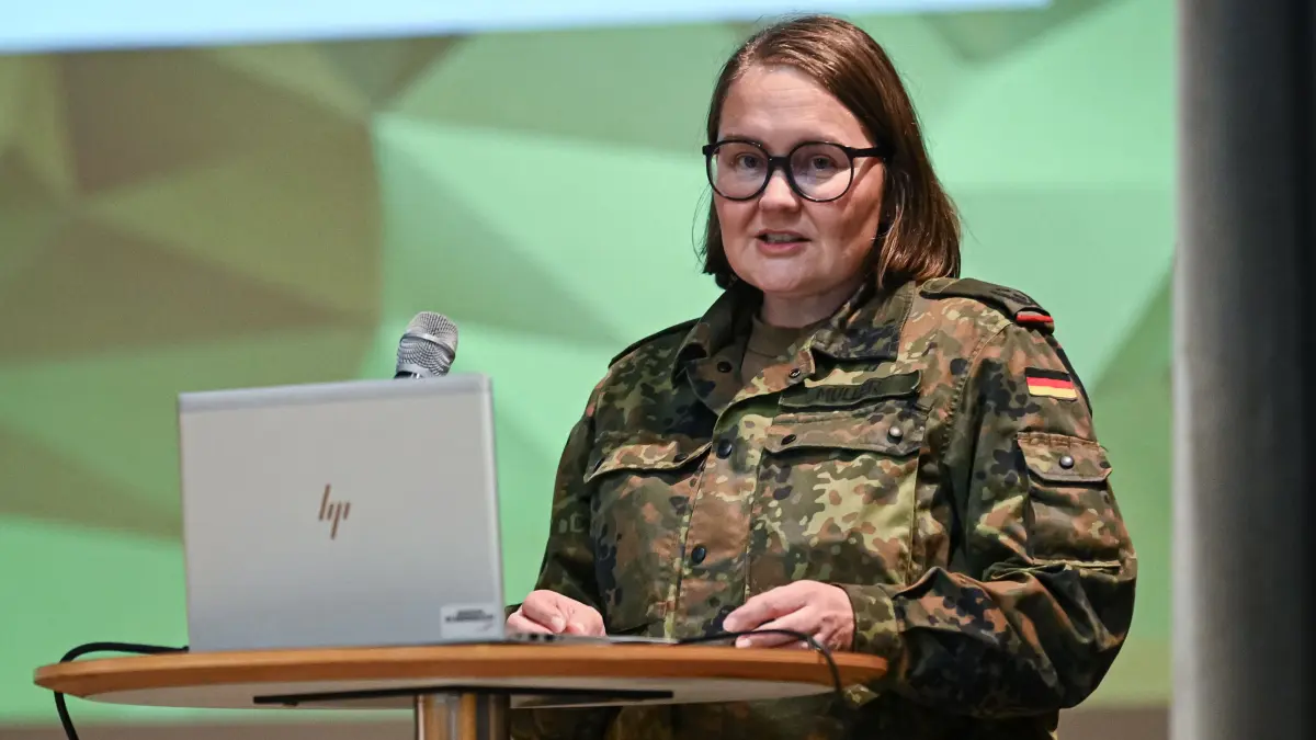 Eutingen 26.11.2025 Vortrag Operationsplan Deutschland, ueber Plaene der Bundeswehr in der Region.: Eutingen 26.11.2025
Vortrag Operationsplan Deutschland, ueber Plaene der Bundeswehr in der Region.
Oberstleutnant, Bundeswehrkommando Baden-Wuerttemberg, Veronika Mueller.
FOTO: Pressefoto ULMER / Markus Ulmer xxNOxMODELxRELEASExx