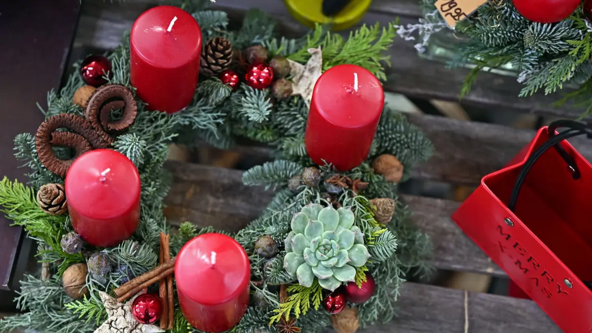 Die Saison der Weihnachtskränze: ILLUSTRATION - 26.11.2025, Sachsen, Leipzig: Ein Adventskranz steht in einem Blumenladen zum Verkauf bereit. Erster Advent, Die Adventszeit ist für die Christen die Zeit der Vorbereitung auf die Geburt Jesu. Advent, abgeleitet vom lateinischen Wort für Ankunft («adventus»), beginnt mit dem Sonntag, der dem 30. November am nächsten liegt, und gipfelt mit dem Ersten Weihnachtstag. Foto: Jennifer Brückner/dpa +++ dpa-Bildfunk +++