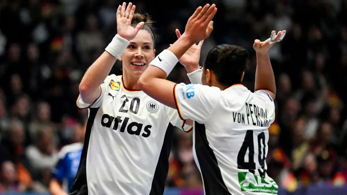 Handball-WM: Deutschland - Island: 26.11.2025, Baden-Württemberg, Stuttgart: Handball, Frauen, WM, Deutschland - Island, Vorrunde, Gruppe C, 1. Spieltag, in der Porsche-Arena. Emily Vogel (l, Deutschland) und Aimee von Pereira (Deutschland) klatschen ab. Foto: Marijan Murat/dpa +++ dpa-Bildfunk +++
