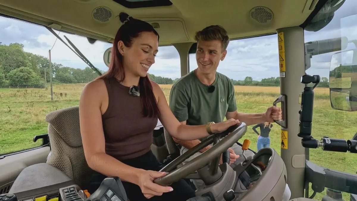 Beim Treckerfahren haben Laura und Friedrich Zeit zu zweit.