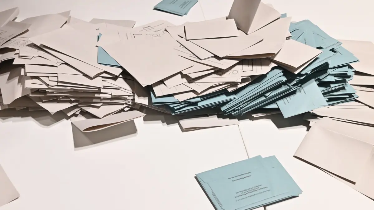 Oberbürgermeisterwahlen in Kiel: ARCHIV - 16.11.2025, Schleswig-Holstein, Kiel: Stimmzettel werden in einem Wahlbüro bei der Wahl zum Kieler Oberbürgermeister zum Auszählen auf einem Tisch geschüttet. (zu dpa: «OB-Stichwahl in Kiel: SPD verzichtet auf Wahlempfehlung») Foto: Felix Müschen/dpa +++ dpa-Bildfunk +++
