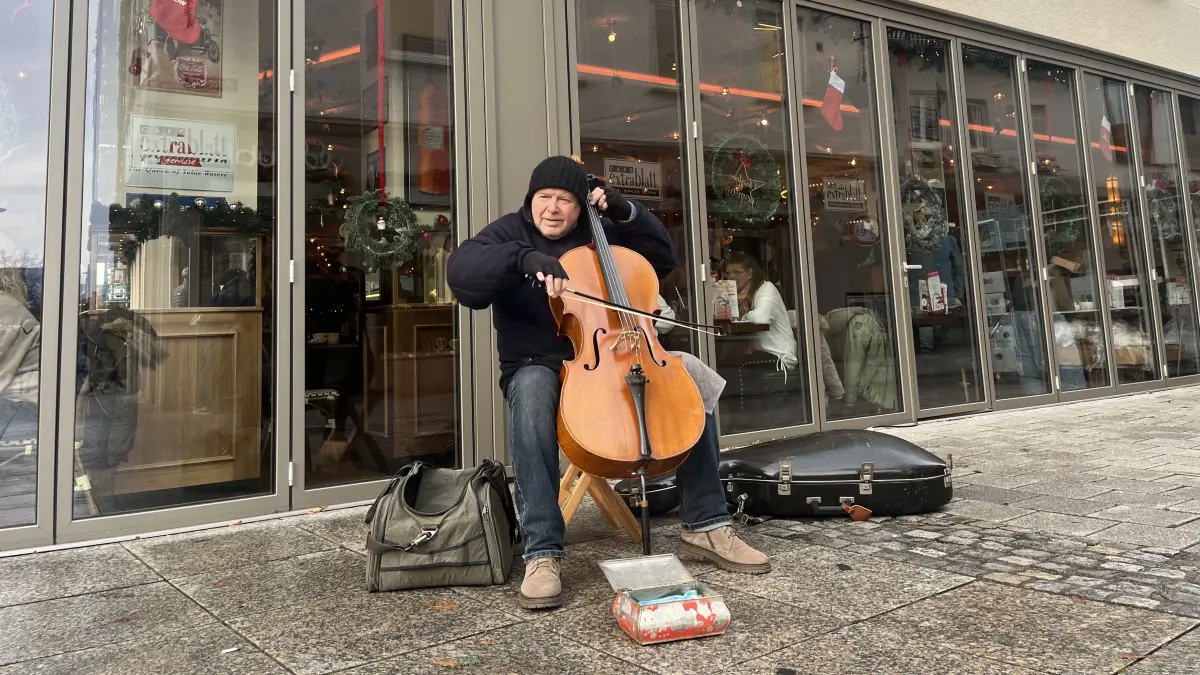 So kennt ihn Ulm: Alexander Balysh auf seinem Hocker beim Cellospielen.