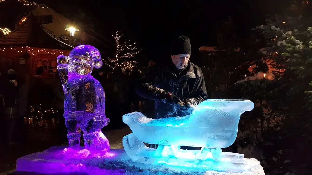 Eisschnitzer Klaus Grunenberg wird beim Weihnachtsmarkt in Senden eine der Attraktionen sein.