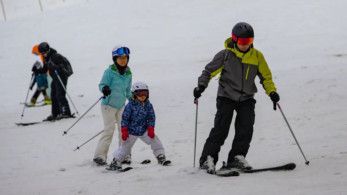 Menschen fahren Ski am Cypress Mountain in West Vancouver, British Columbia, Kanada. Da in der Region Metro Vancouver in diesem Jahr kein Schnee gefallen ist, sind die Menschen am Dienstag in die nahe gelegenen Berge gefahren, um einen weißen Weihnachtsabend zu feiern. +++ dpa-Bildfunk +++