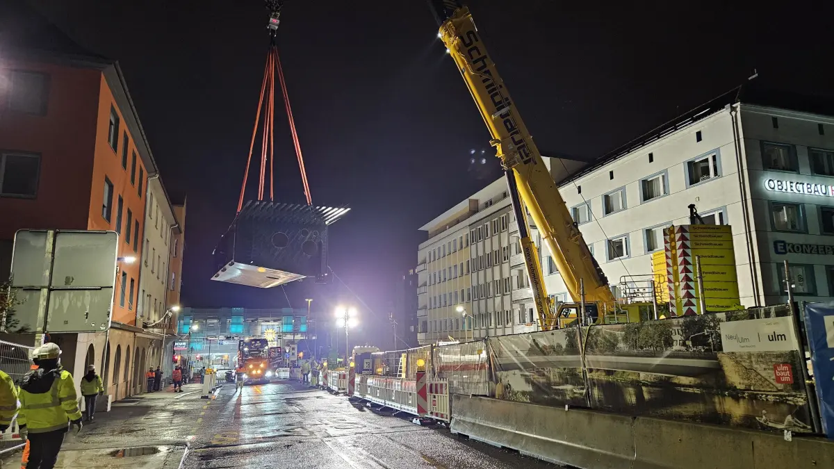 Baustelle Gänstorbrücke: Einhub der ersten neuen Brückenteile in Neu-Ulm in der Nacht vom 25. auf den 26. November 2025