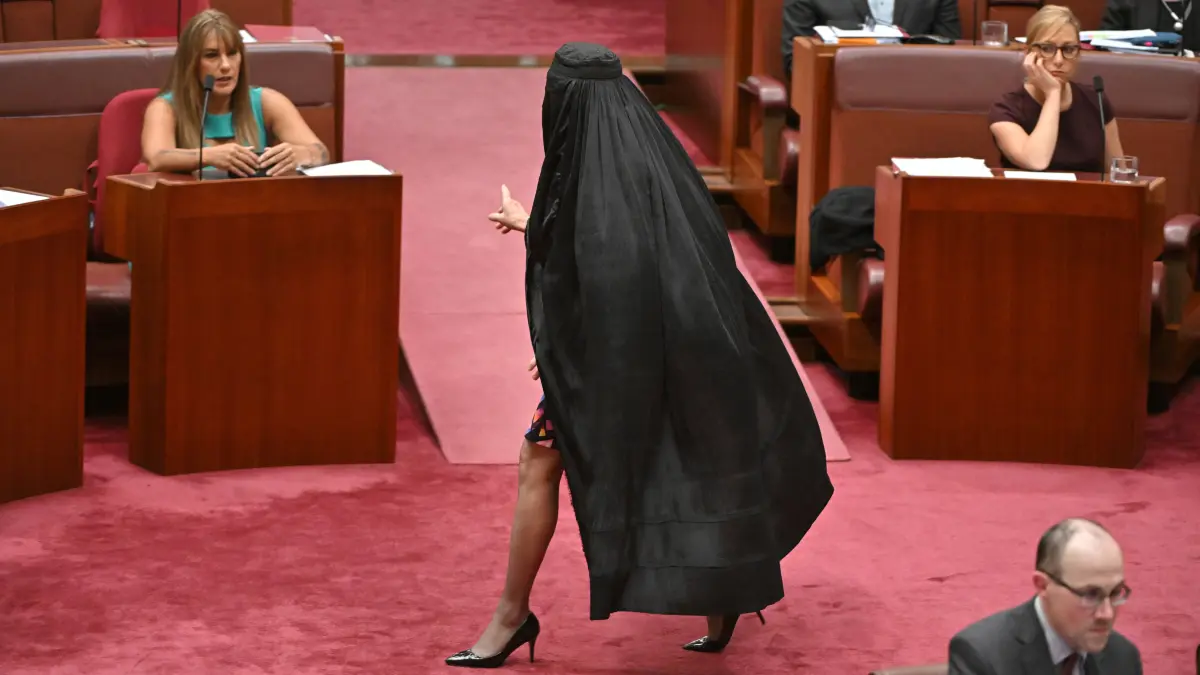 Pauline Hanson betritt im Vollschleier den Senat und entfacht damit einen landesweiten Skandal um ihr gefordertes Burka-Verbot.