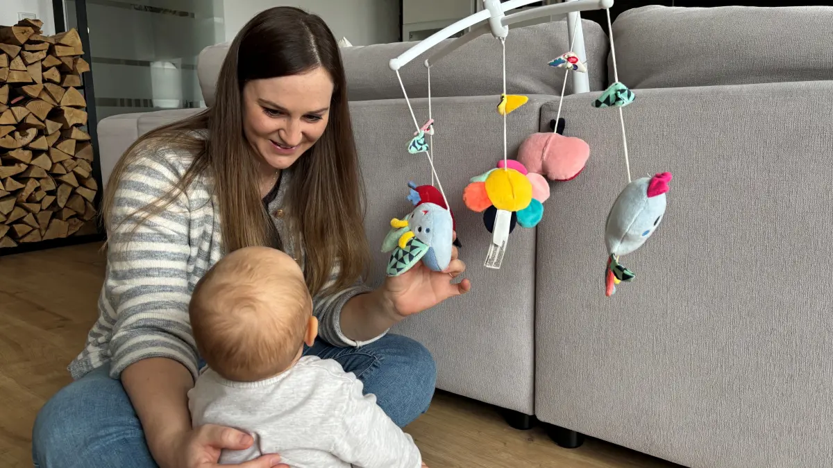 Kinderstartgeld, Jennifer Amann aus Elchingen ist enttäuscht und verärgert über die Streichung des Kinderstartgelds in Bayern. Sie hat ihre Tochter vor acht Monaten auf die Welt gebracht.