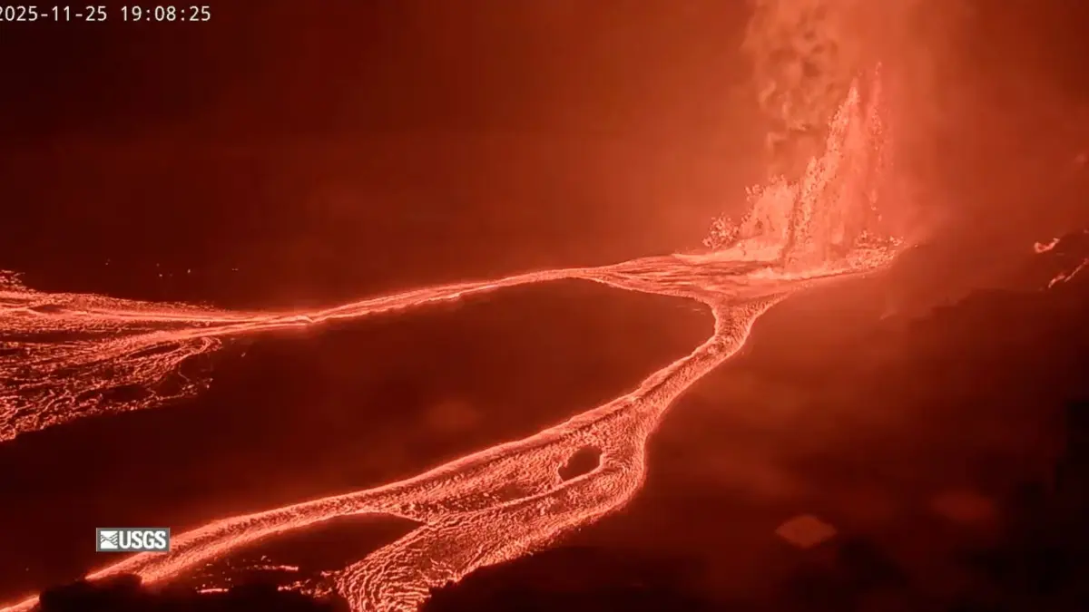 Lavastrom am Kilauea: 26.11.2025, USA, Hawaii-Vulkan-Nationalpark: Dieses Bild aus einem Video des United States Geological Survey zeigt den Ausbruch von Lava aus dem Kilauea-Vulkan im Hawaii Volcanoes National Park, Hawaii. Foto: Uncredited/United States Geological Survey/AP/dpa +++ dpa-Bildfunk +++