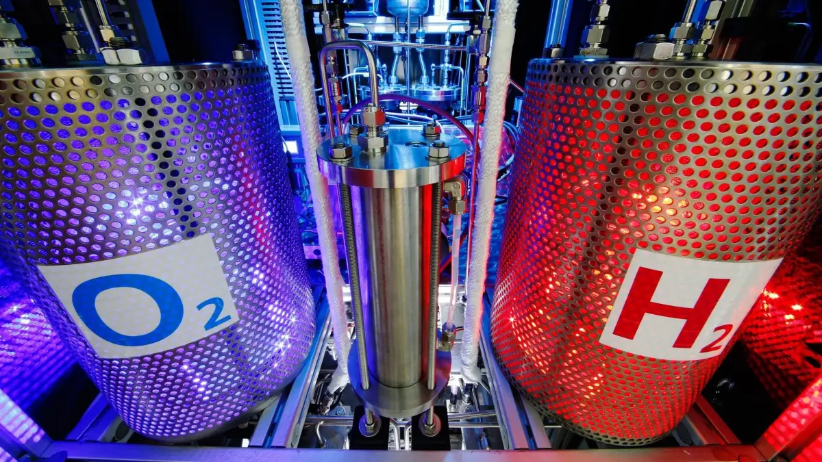 In einem Elektrolyseur wird Wasser durch Strom in Sauerstoff (O2) und Wasserstoff (H2) zerlegt.