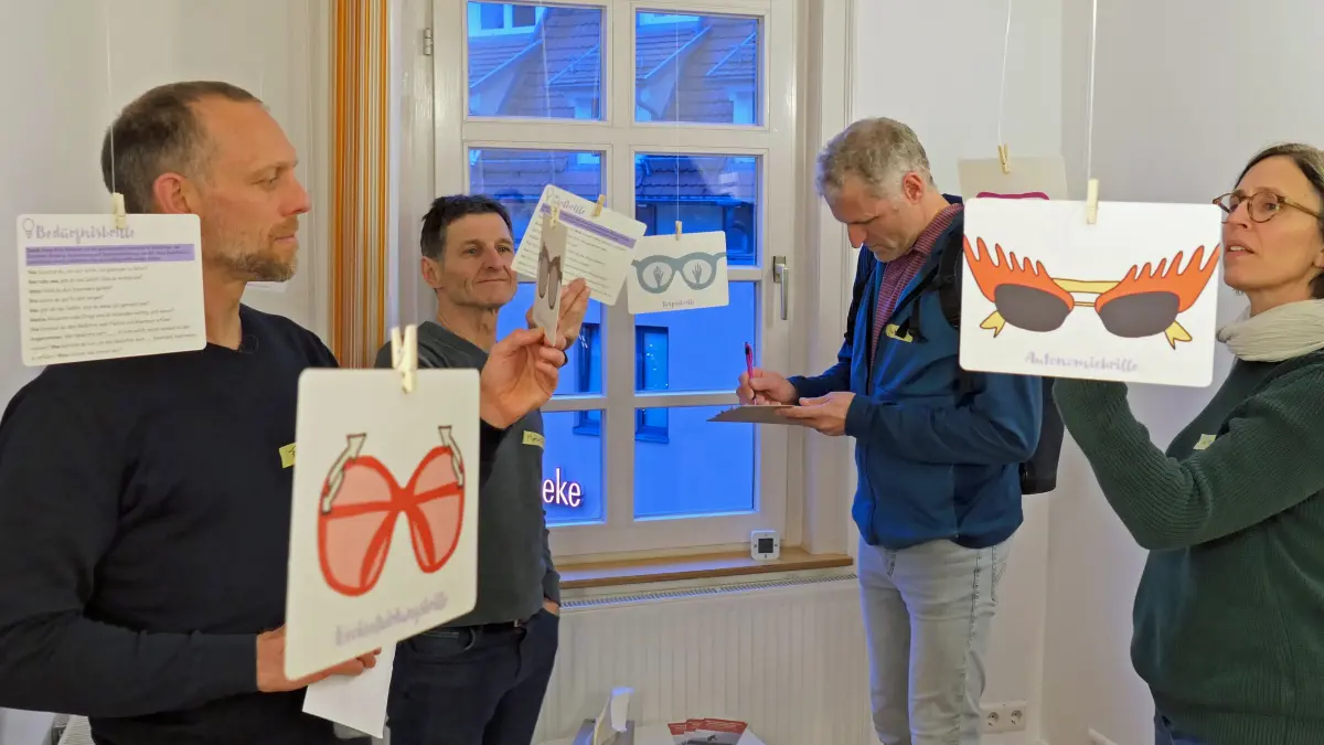 Brillen als Symbole für verschiedene Perspektiven waren in einem Raum bei der offiziellen Einweihung der psychotherapeutischen Institutsambulanz für Kinder und Jugendliche in Rottenburg aufgehängt.