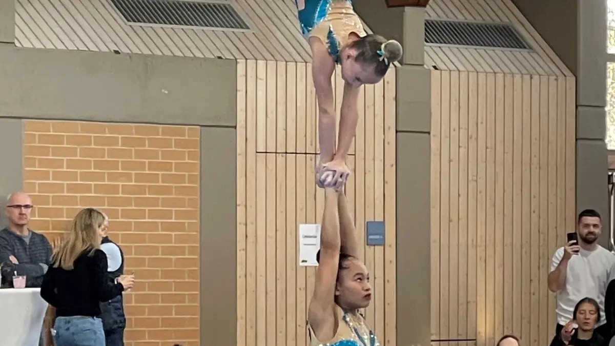 Sportakrobatik Missemi Pöge (unten) und Zoe Fendt (oben), TSGV Albershausen