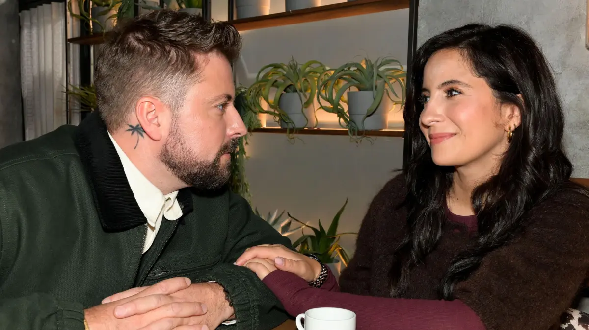 John (Felix von Jascheroff) und Laura (Chryssanthi Kavazi) sind wieder ein Paar.