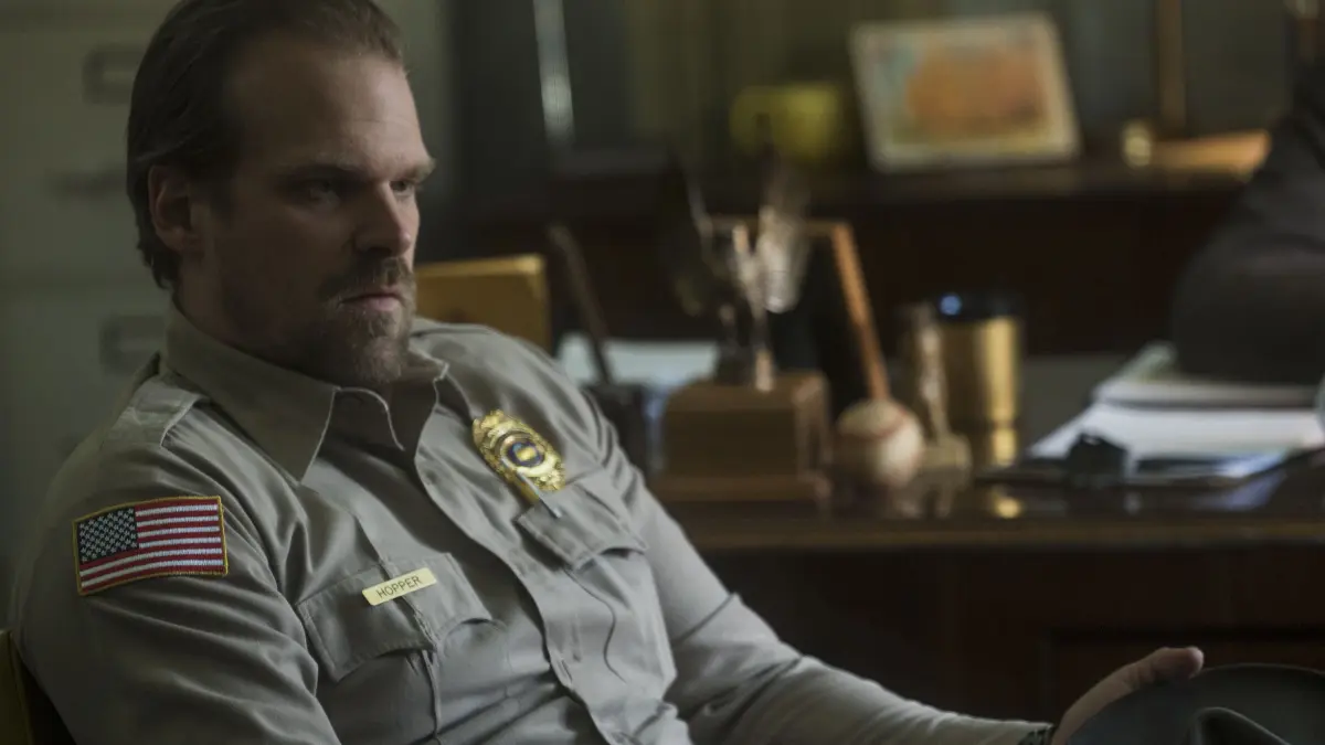 Er spielt seit Staffel 1 eine der zentralsten Rollen der Serie: David Harbour als Jim Hopper.
