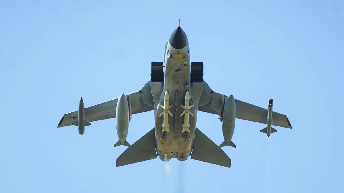 „Air Defender 2023“ - Fliegerhorst Schleswig/Jagel: ARCHIV - 12.06.2023, Schleswig-Holstein, Jagel: Ein Tornado-Kampfjet startet zu Beginn des internationalen Luftwaffen-Manöver "Air Defender 2023" am Fliegerhorst Schleswig/Jagel. An dem Manöver vom 12. bis 23. Juni 2023 sind 25 Staaten - vor allem aus der Nato - mit 250 Flugzeugen und fast 10.000 Soldaten beteiligt. Es sind etwa 2000 Flüge geplant und handelt sich um die größte Verlegeübung von Luftstreitkräften seit Bestehen der Nato. (zu dpa: «Luftwaffe übt über Schleswig-Holstein wieder Tiefflüge») Foto: Gregor Fischer/dpa +++ dpa-Bildfunk +++