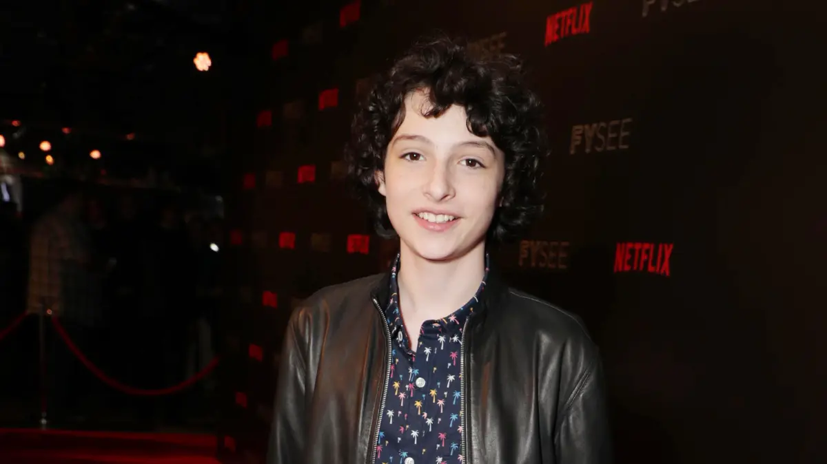 Neben Millie Bobby Brown ist er DER junge Star der Serie: Finn Wolfhard als Mike Wheeler.