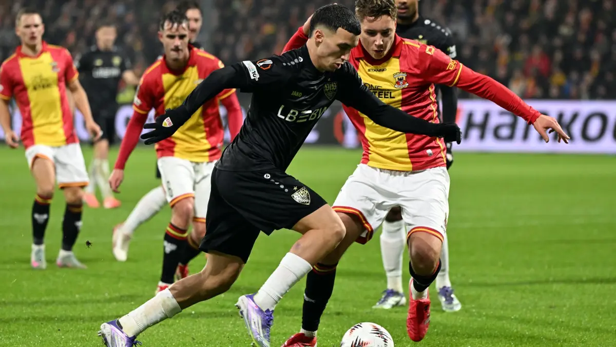 Go Ahead Eagles Deventer - VfB Stuttgart: 27.11.2025, Niederlande, Deventer: Fußball: Europa League, Go Ahead Eagles Deventer - VfB Stuttgart, Vorrunde, 5. Spieltag, De Adelaarshorst, Evert Linthorst (Go Ahead Eagles Deventer) und Bilal El Khannouss (VfB Stuttgart) kämpfen um den Ball. Foto: Federico Gambarini/dpa +++ dpa-Bildfunk +++