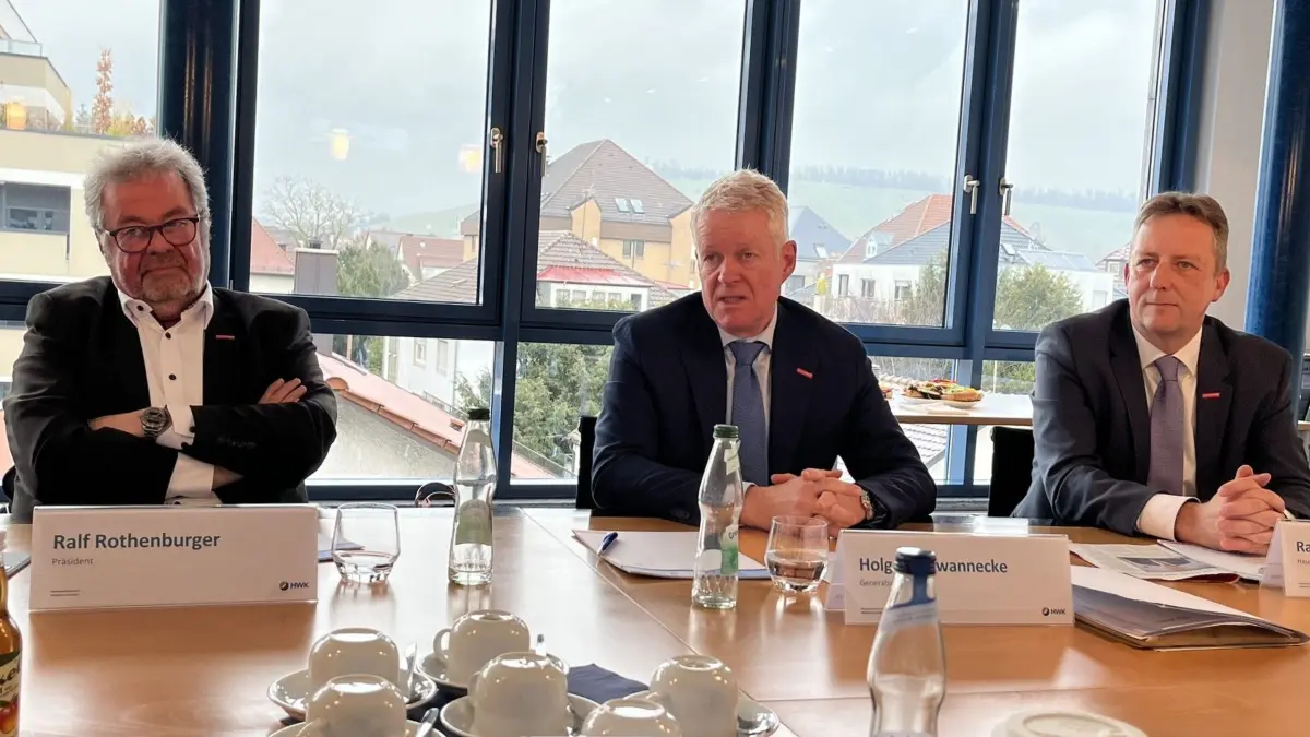 Generalsekretär Holger Schwannecke (Mitte) im Austausch mit Ralf Rothenburger, Präsident der Handwerkskammer Heilbronn-Franken, und Hauptgeschäftsführer Ralf Schnörr (rechts).