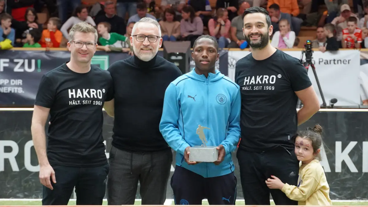 Beim 14. BWK-Arena-Cup in Ilshofen im vergangenen Jahr wurde William Gueke von Manchester City zum besten Spieler des Turniers gewählt. Die Turnierorganisatoren Jens Betsch (links) und Dario Caeiro (rechts) mit Tochter Noelia sowie Holger Stegmaier von der Firma Geis, einem der Hauptsponsoren, gratulieren dem jungen Kicker. Turniersieger wurde der VfB Stuttgart.