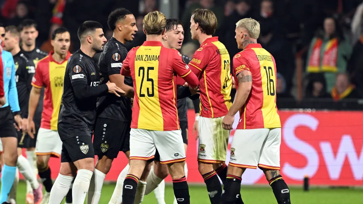 Go Ahead Eagles Deventer - VfB Stuttgart: 27.11.2025, Niederlande, Deventer: Fußball: Europa League, Go Ahead Eagles Deventer - VfB Stuttgart, Vorrunde, 5. Spieltag, De Adelaarshorst, Die Spieler der beiden Mannschaften haben Gesprächsbedarf. Foto: Federico Gambarini/dpa +++ dpa-Bildfunk +++
