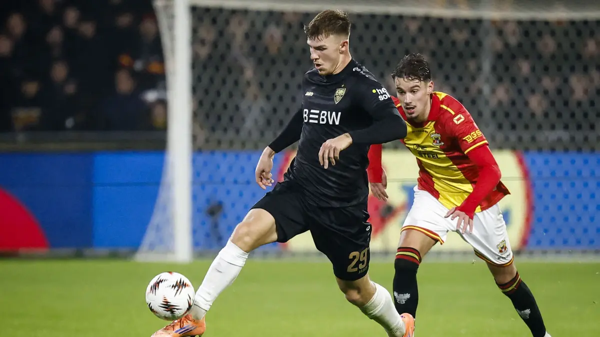 VfB Stuttgart's German midfielder #29 Finn Jeltsch (L) fights for the ball with Go Ahead Eagles' Dutch forward #09 Milan Smit during the UEFA Europea League football match between Go Ahead Eagles and VfB Stuttgart at De Adelaarshorst in Deventer, on November 27, 2025. (Photo by Vincent Jannink / ANP / AFP) / Netherlands OUT
