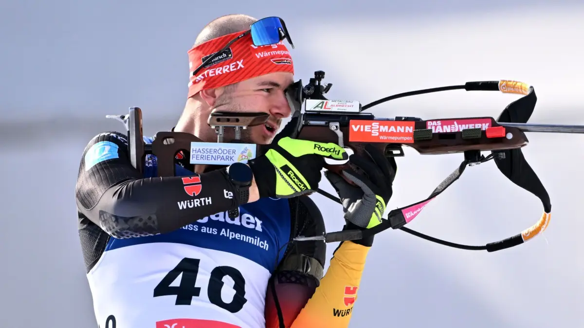 Danilo Riethmüller: ARCHIV - 16.02.2025, Schweiz, Lenzerheide: Biathlon, Weltmeisterschaft, Verfolgung 12,5 km, Herren, Danilo Riethmüller aus Deutschland beim Anschießen vor dem Rennen. Danilo Riethmüller startet mit Marlene Fichtner auf Schalke. (zu dpa: «Fichtner und Riethmüller starten beim Biathlon auf Schalke») Foto: Martin Schutt/dpa +++ dpa-Bildfunk +++