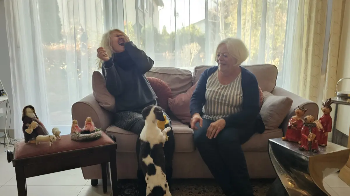 Weihnachtsorabrimborium „Na, was dieses neue Frauchen mit ihrem Herrchen für ein Spektakel veranstalten und mich dann auch nicht mal mitmachen lassen – einfach unerhört!“ - so ähnlich dürfte es Linus, dem Pflegehund der Familie Funk wohl durch den Kopf gegangen sein. Rund zwei Stunden saßen drei Damen im Wohnzimmer von Maria Funk und diese lies nicht zu, dass die heißgeliebte Stoffbanane auch nur einmal geworfen wird. „Sonst hört das Geschmeiße nicht mehr auf und an ein vernünftiges Gespräch können wir vergessen!“ Zwischendurch kam Joachim Funk in Arbeitskleidung vom Misteln schneiden beim OGV vorbei und duftete herrlich nach Stöckchen. Als dann noch im Funkschen Wohnzimmer an drei unterschiedlichen Stellen ein Fotoshooting mit Heiligen Tonkönigen, Wollschafen, Hirten und Filzengeln stattfand, war die Geduld des braven Kerls endgültig vorbei: „Ich mach mit!“ freute sich der knuffige Jackrussel-Halbdackel, schnappte sein Lieblingsspieli und rannte schnurstracks in Richtung Schoß von Ingrid Blaich – denn auch diese hatte „Stofftiere“ in ähnlicher Größe dabei: „Deine Filzdinger lassen sich bestimmt auch wohlfeil zerfleischen!“ – Aber dazu kam es glücklicherweise nicht, denn dazu sind die Handarbeiten von Blaich nun wirklich viel zu Schade! Wer die schönen Sachen vor Linus retten will, hat dieses Wochenende beim „Winterzauber im Park“ die Möglichkeit. Dort werden sie verkauft. joc
