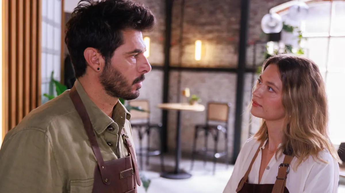 Matteo (Riccardo Angelini) will nicht mehr mit Nathalie (Amrei Haardt) zusammenarbeiten.