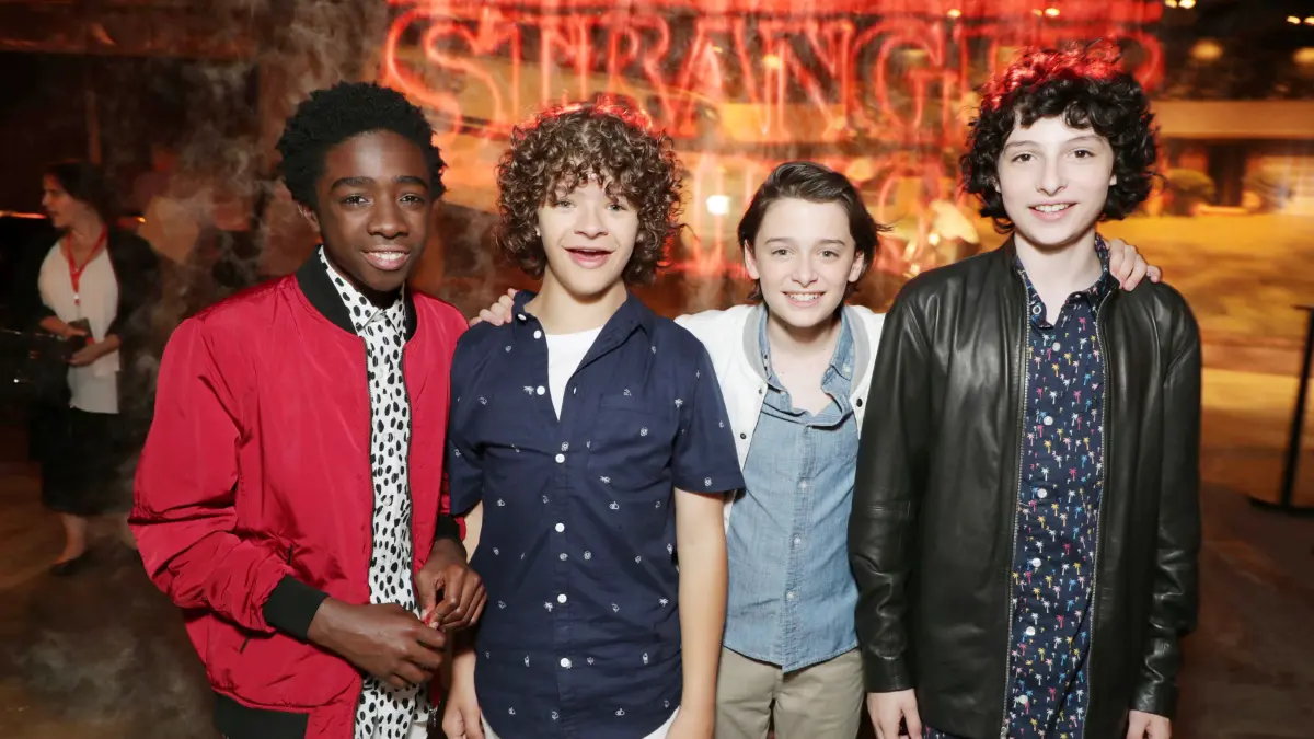 Noah Schnapp (3.v.l.) ist einer der männlichen Hauptdarsteller der Serie, neben Caleb McLaughlin, Gaten Matarazzo und Finn Wolfhard (v.l.).