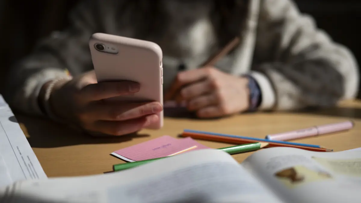 Kinder sollen vor schädlichen Inhalten, manipulativen Algorithmen und süchtig machenden Social-Media-Plattformen geschützt werden. (Gestellte Szene)