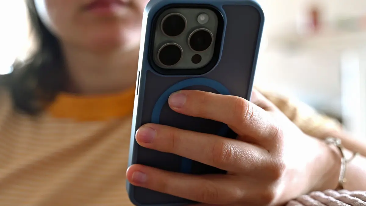 Eine junge Frau sitzt mit ihrem Smartphone auf dem Sofa: ILLUSTRATION - Online-Anzeigen mit dem Kürzel „TG-T“ locken Minderjährige in gefährliche Situationen: Hinter harmlos wirkenden Angeboten verbergen sich sexuelle Ausbeutung und Missbrauch. (zu dpa: ««Taschengeld-Treffen»: Das steckt hinter dubiosen Anzeigen») Foto: Elisa Schu/dpa/dpa-tmn - Honorarfrei nur für Bezieher des dpa-Themendienstes +++ dpa-Themendienst +++