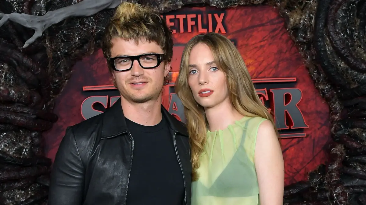 Wer hätte diese beiden wiedererkannt? Das sind Joe Keery und Maya Hawke, die in der Serie Steve Harrington und Robin Buckley spielen.