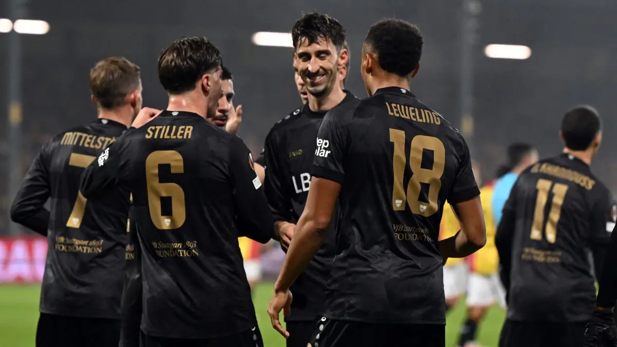 Go Ahead Eagles Deventer - VfB Stuttgart: 27.11.2025, Niederlande, Deventer: Fußball: Europa League, Go Ahead Eagles Deventer - VfB Stuttgart, Vorrunde, 5. Spieltag, De Adelaarshorst, Jamie Leweling (VfB Stuttgart) bejubelt sein Tor zum 1:0 mit seinen Mitspielern. Foto: Federico Gambarini/dpa +++ dpa-Bildfunk +++