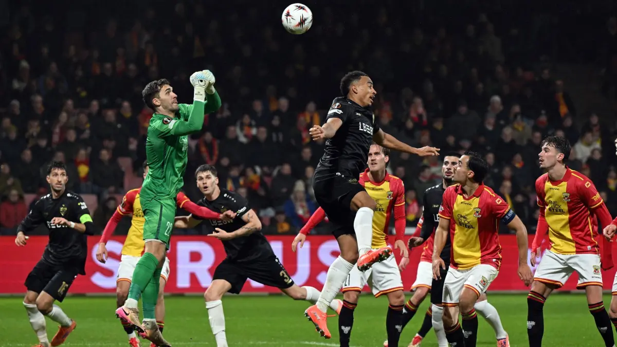 Go Ahead Eagles Deventer - VfB Stuttgart: 27.11.2025, Niederlande, Deventer: Fußball: Europa League, Go Ahead Eagles Deventer - VfB Stuttgart, Vorrunde, 5. Spieltag, De Adelaarshorst, Torwart Jari De Busser (Go Ahead Eagles Deventer) und Jamie Leweling (VfB Stuttgart) kämpfen um den Ball. Foto: Federico Gambarini/dpa +++ dpa-Bildfunk +++