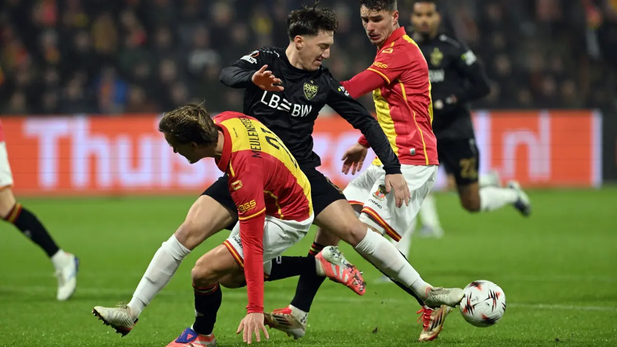 Go Ahead Eagles Deventer - VfB Stuttgart: 27.11.2025, Niederlande, Deventer: Fußball: Europa League, Go Ahead Eagles Deventer - VfB Stuttgart, Vorrunde, 5. Spieltag, De Adelaarshorst, Melle Meulensteen (Go Ahead Eagles Deventer).und Angelo Stiller (VfB Stuttgart) kämpfen um den Ball. Foto: Federico Gambarini/dpa +++ dpa-Bildfunk +++