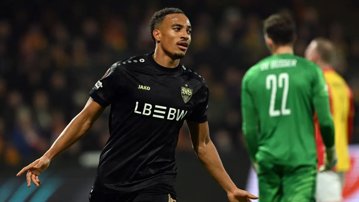Go Ahead Eagles Deventer - VfB Stuttgart: 27.11.2025, Niederlande, Deventer: Fußball: Europa League, Go Ahead Eagles Deventer - VfB Stuttgart, Vorrunde, 5. Spieltag, De Adelaarshorst, Jamie Leweling (VfB Stuttgart) bejubelt sein Tor zum 1:0. Foto: Federico Gambarini/dpa +++ dpa-Bildfunk +++