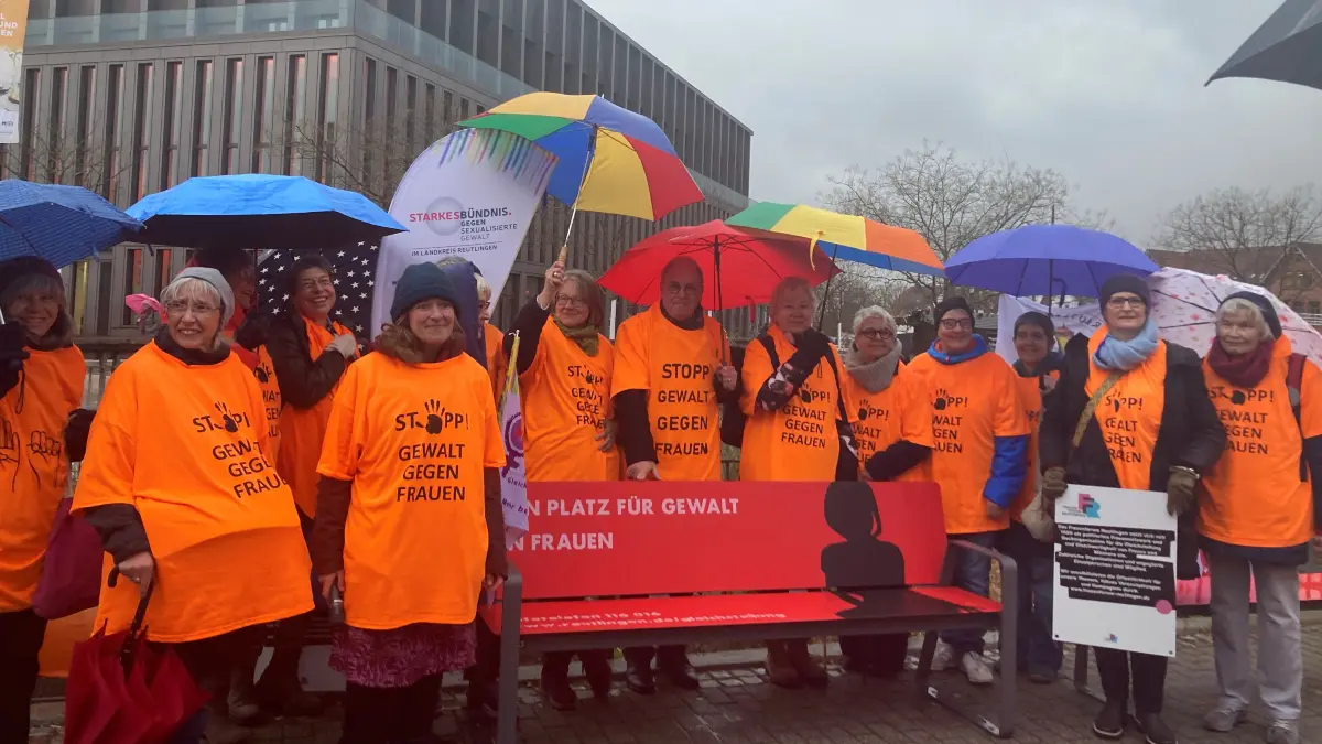 Bei der Einweihung der "Roten Bank" trugen die Akteure orangefarbene T-Shirts als Symbolfarbe.