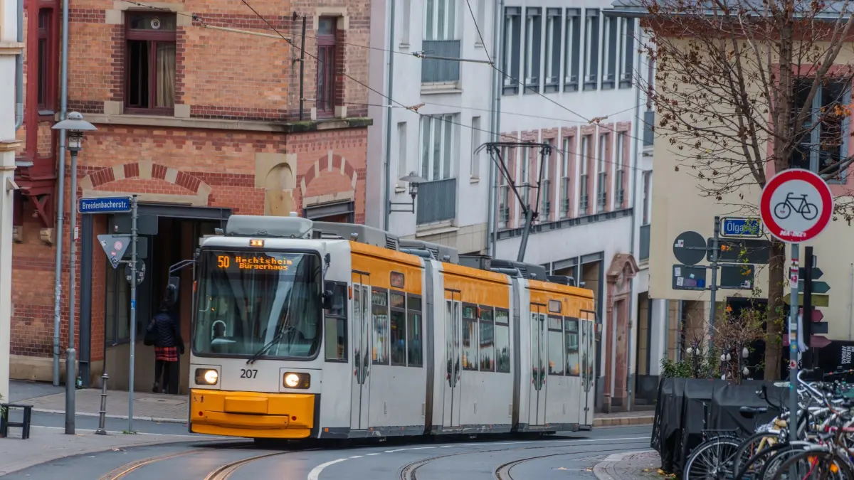 Steilste Straßenbahnlinie Deutschlands: ARCHIV - 10.12.2023, Rheinland-Pfalz, Mainz: Ein Straßenbahn der Linie 50 fährt die steile Gaustraße hoch. Die Steigung in der Mainzer Gaustraße gilt mit 9,5 % als die steilste Streckenführung einer Straßenbahn ohne Steighilfe in Deutschland. (zu dpa: «Stadt Mainz setzt Null-Euro-Samstag 2026 fort») Foto: Andreas Arnold/dpa +++ dpa-Bildfunk +++
