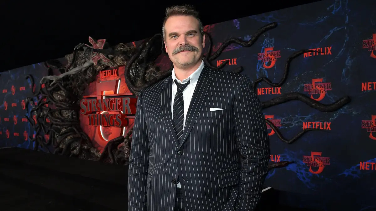 Zur Premiere von "Stranger Things" Staffel 5 tritt der mittlerweile 50-Jährige mit ergrautem Schnurrbart auf.